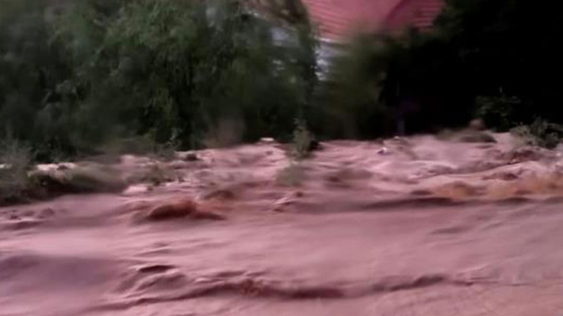 Nallıhan'da sağanak yağış sele dönüştü! Vatandaşlar zor anlar yaşadı!