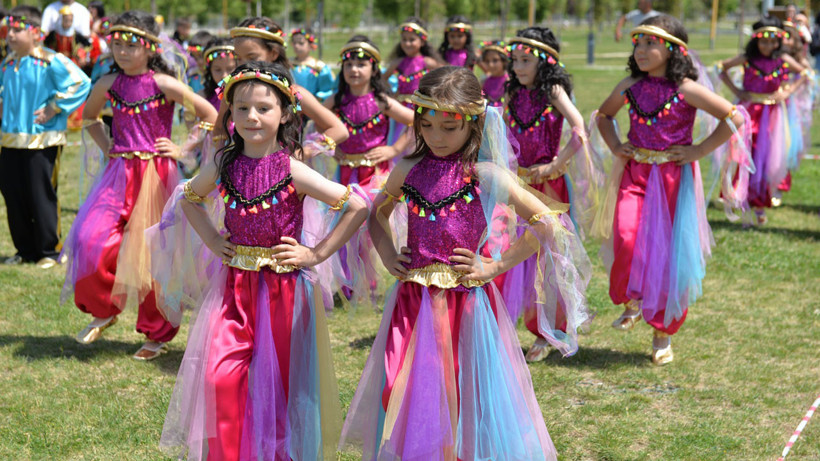 Kahramankazan'da ilkokul öğrencilerinden renkli halk oyunları şöleni