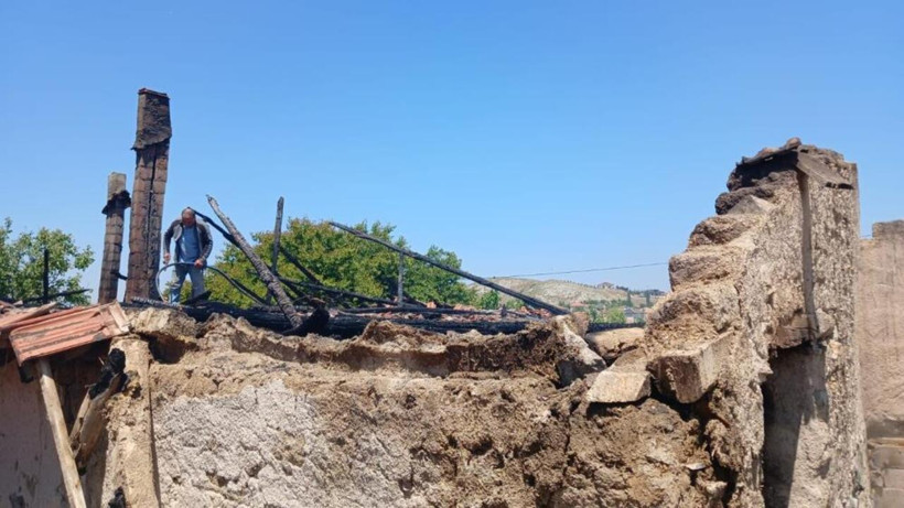 Yozgat Saraykent’te çıkan yangında ahır kullanılamaz halde hasar gördü
