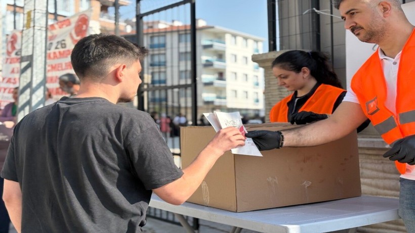 Sincan Belediyesinden YKS öncesi tebessüm ettiren simit ve meyve suyu ikramı