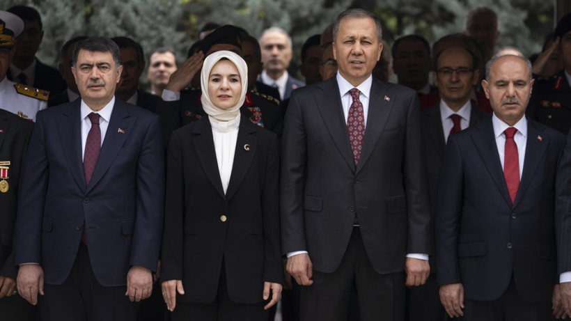 Bakan Yerlikaya ve Göktaş, 15 Temmuz Şehitlerini Karşıyaka Mezarlığı'nda andı