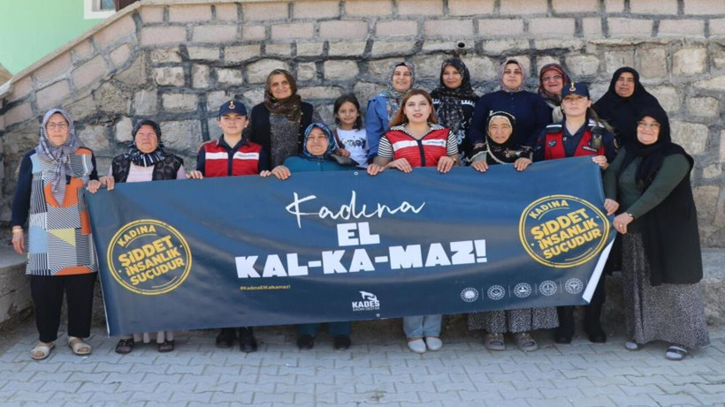 Yozgat’ta jandarma ekipleri, KADES uygulaması hakkında kadınları bilgilendirdi
