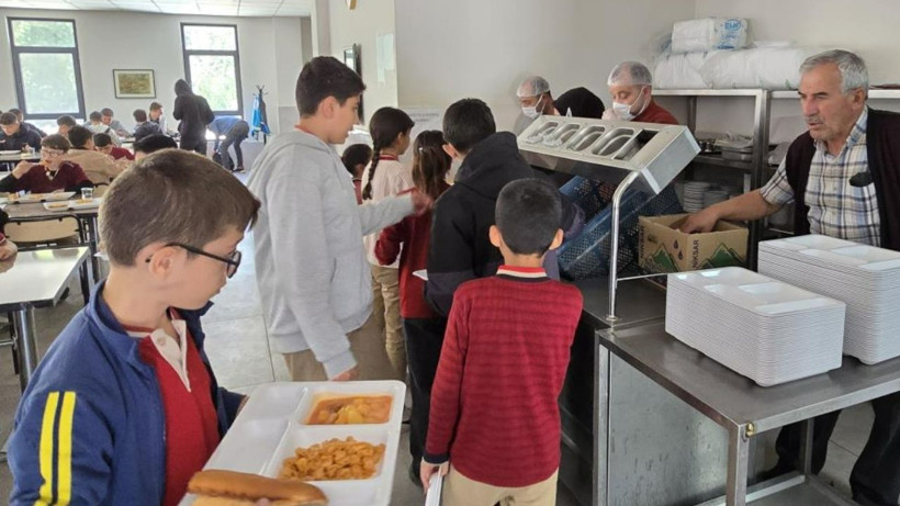 Sorgun Belediyesi aşevleriyle öğrencilere ve yaşlılara ücretsiz yemek hizmeti sunuyor