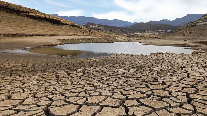Pezeşkiyan: Başkenti Tahran'dan başka bir yere taşımak zorundayız