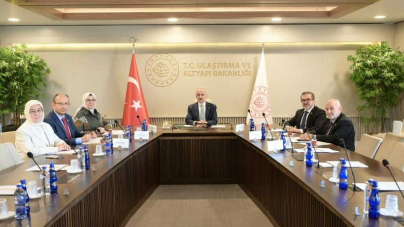 Sosyal medya kullanımında ebeveyn onayı şartı mı olacak? Bakan Uraloğlu detayları paylaştı!