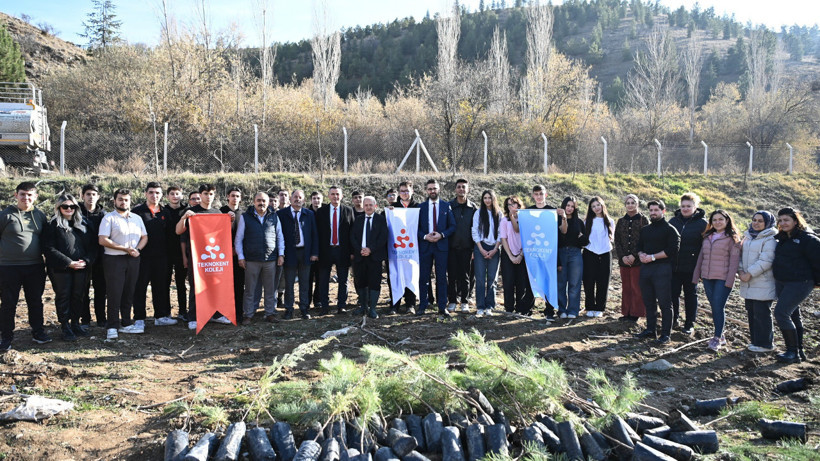 Mamak’ta fidan seferberliği: Minik eller geleceği toprağa ekti