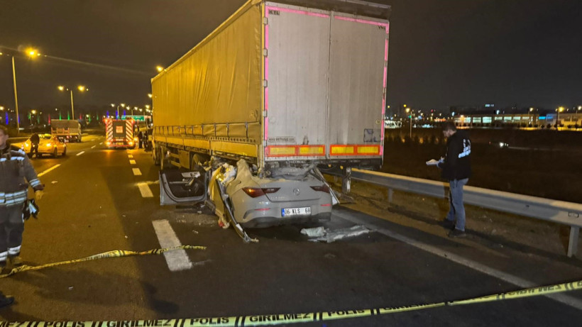 Ankara’da bir otomobil tırın altına girdi: 2 ölü 1 ağır yaralı