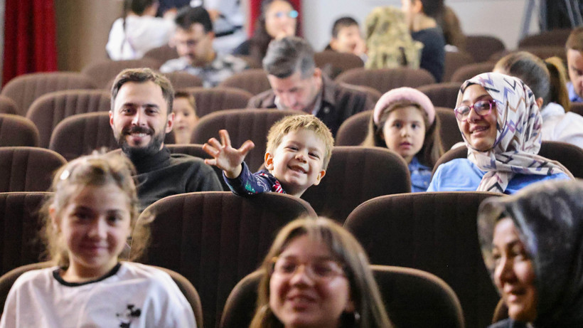 Keçiören'de minikler tiyatroyla buluştu: Mor ışıkta "Cesur Balık" şöleni