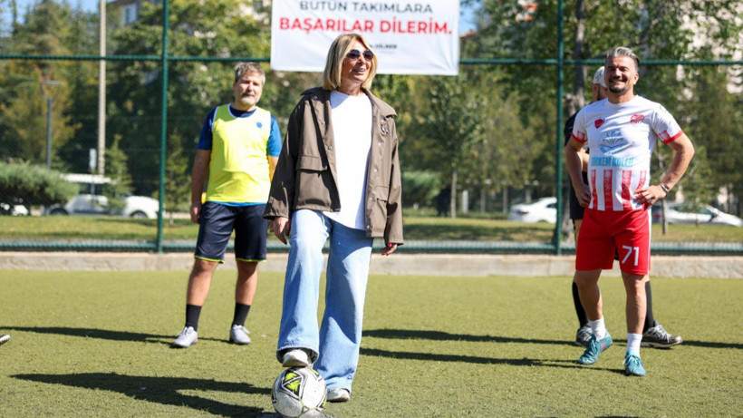 Etimesgut'ta Cumhuriyet coşkusu sahalarda! Turnuva heyecanı başladı