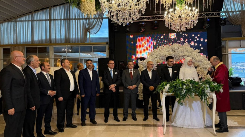 Ankara’da siyaset ve medya dünyasını buluşturan görkemli düğün töreni! Gazeteci Ünal Özdem'in oğlu evlendi! - Resim: 2