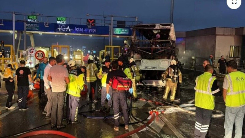 İstanbul'da feci kaza: Yolcu otobüsü bariyerlere çarptı - Resim: 1