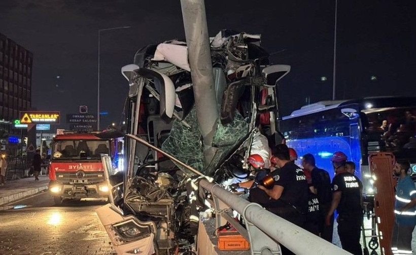 35 Kişiyi taşıyan yolcu otobüsü kaza yaptı - Resim: 1