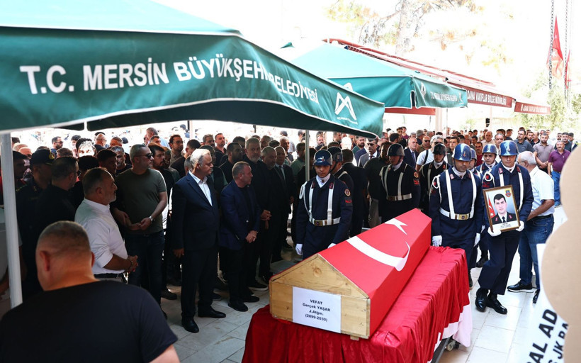 Fenerbahçe-Beşiktaş maçında kalp krizi geçiren Gazi Gerçek Yaşar son yolculuğuna uğurlandı - Resim: 3