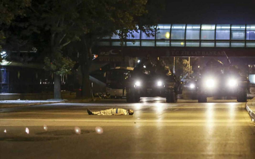 FETÖ'nün darbe girişiminin üzerinden 7 yıl geçti - Resim: 16