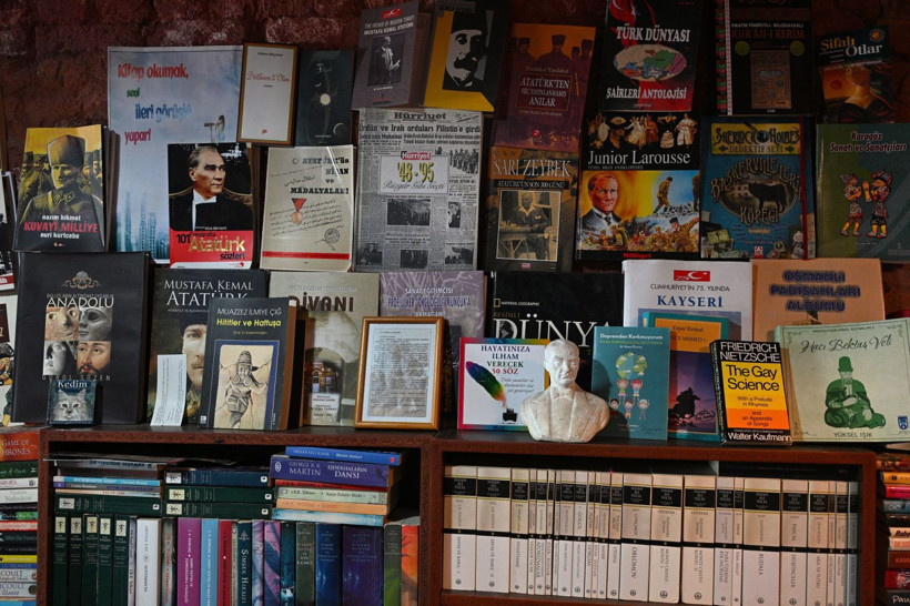 Çöpten doğan işçi kütüphanesi! Çöp kamyonları işçi kütüphanesine kitap taşıdı - Resim: 14