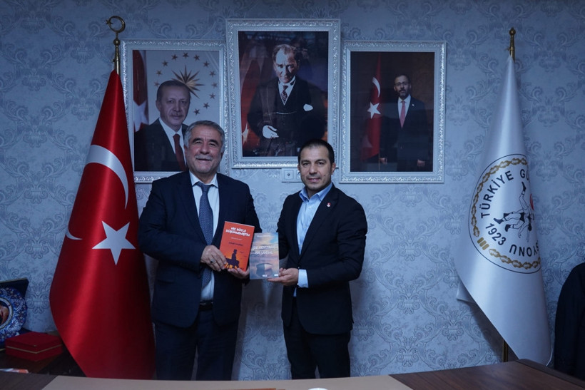 ŞAİR YAZAR AHMET SANDAL İÇİN HER YER KİTAP FUARI - Resim: 7
