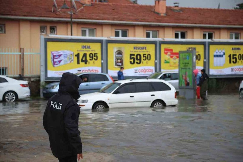 Ankara'da sağanak hayatı felç etti! - Resim: 10