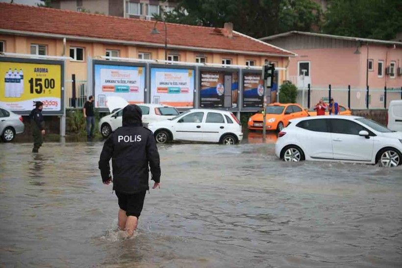 Ankara'da sağanak hayatı felç etti! - Resim: 11