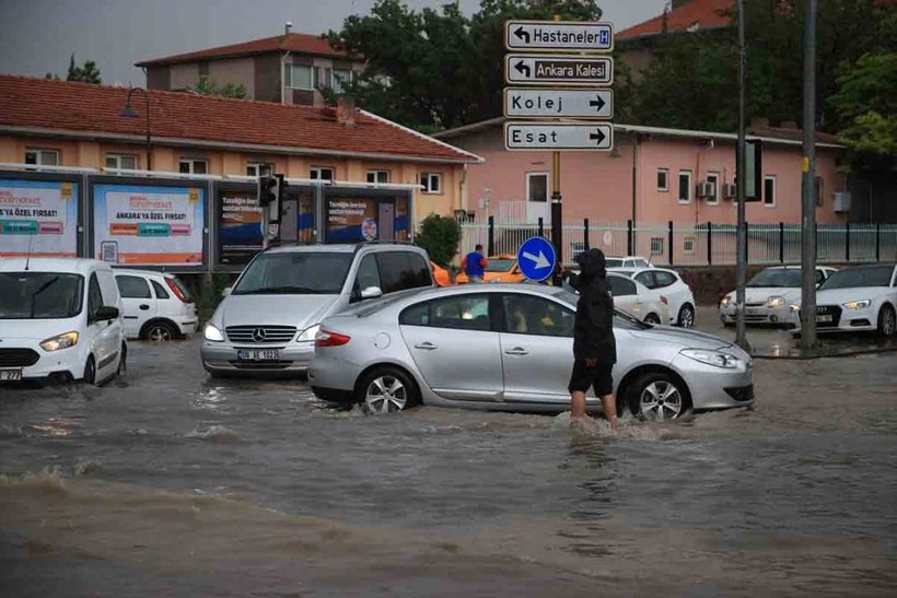 Ankara'da sağanak hayatı felç etti! - Resim: 12