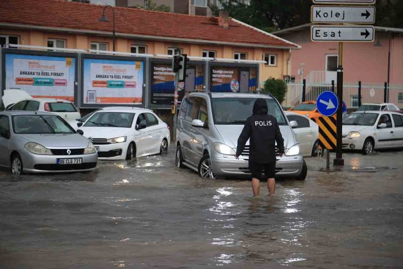 Ankara'da sağanak hayatı felç etti! - Resim: 13