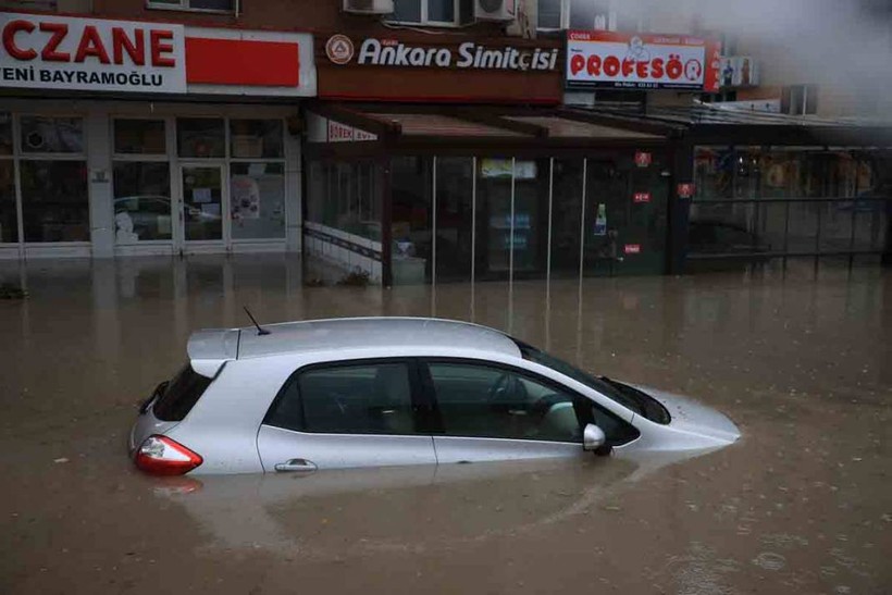 Ankara'da sağanak hayatı felç etti! - Resim: 15