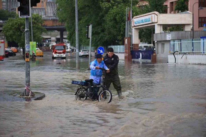 Ankara'da sağanak hayatı felç etti! - Resim: 7