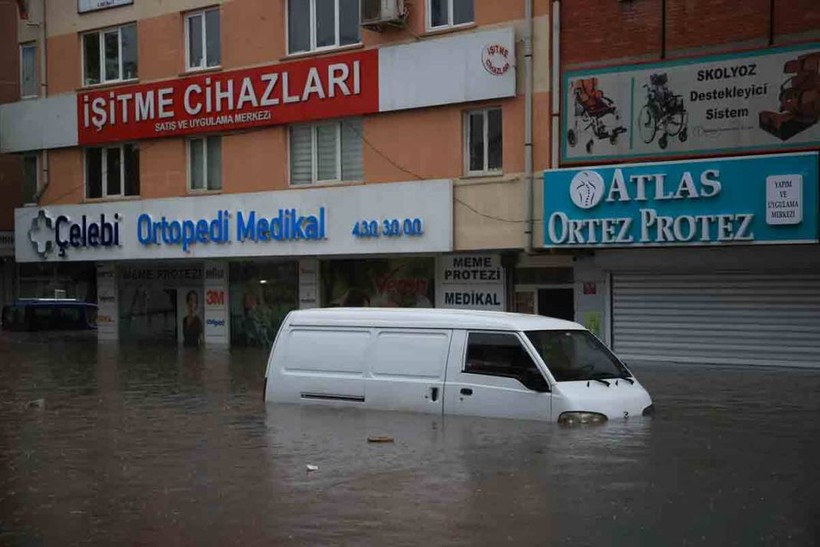 Ankara'da sağanak hayatı felç etti! - Resim: 8
