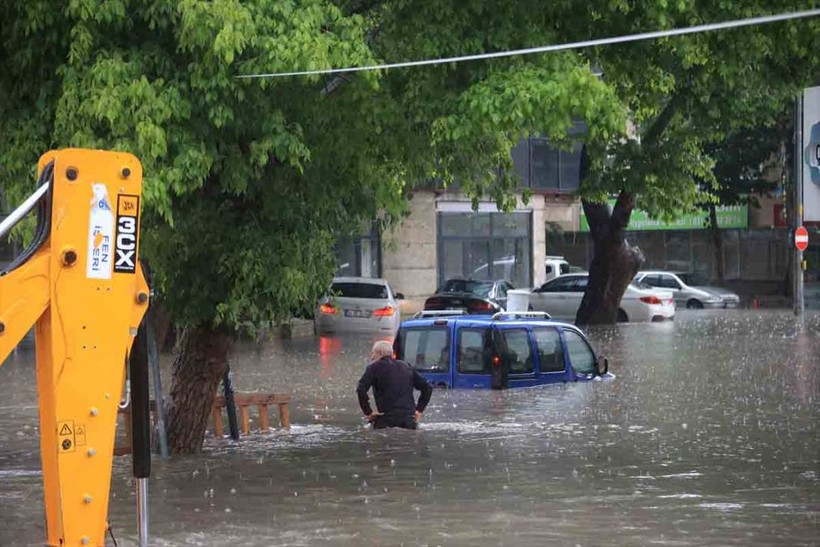 Ankara'da sağanak hayatı felç etti! - Resim: 9