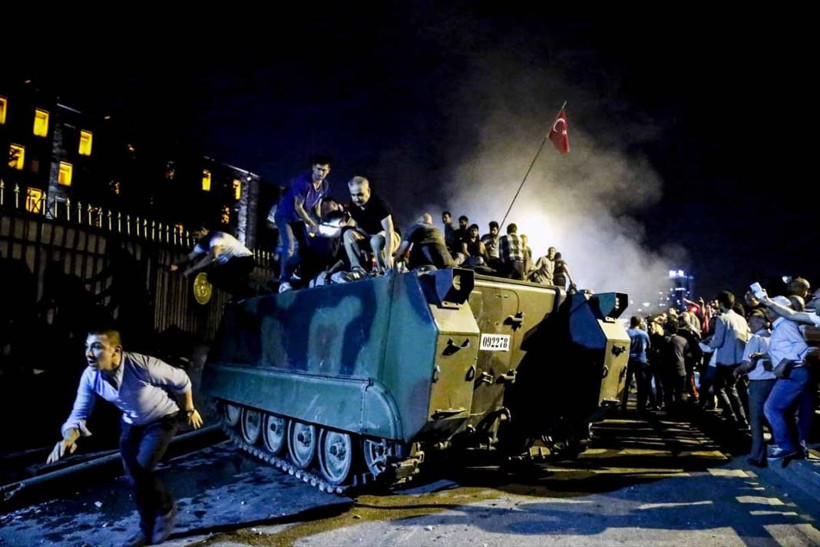 FETÖ'nün darbe girişiminin üzerinden 7 yıl geçti - Resim: 10