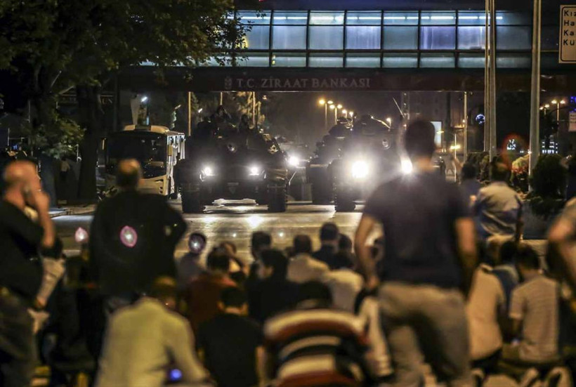 FETÖ'nün darbe girişiminin üzerinden 7 yıl geçti - Resim: 2