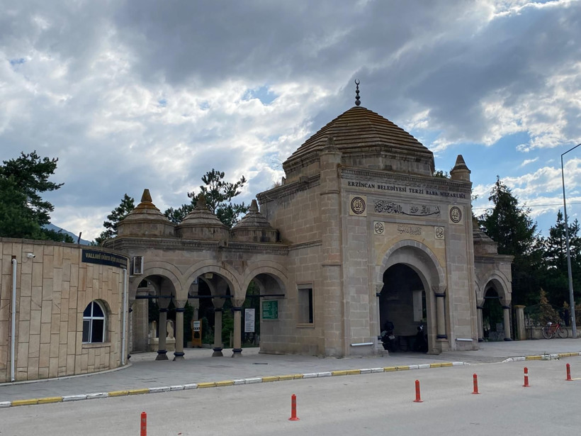 Erzincan'da huzurun adresi: Terzi Baba Türbesi'nin bilinmeyen hikâyesi! Her yıl binlerce kişi ziyaret ediyor - Resim: 6