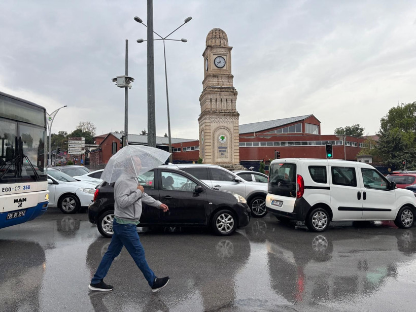 Ankara'da yağmur, trafik ve koşuşturma aynı karede - Resim: 2