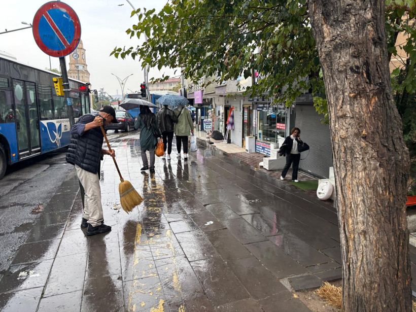 Ankara'da yağmur, trafik ve koşuşturma aynı karede - Resim: 12