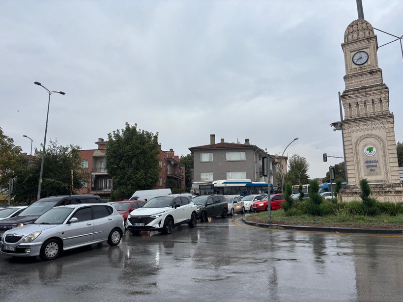 Ankara'da yağmur, trafik ve koşuşturma aynı karede - Resim: 1