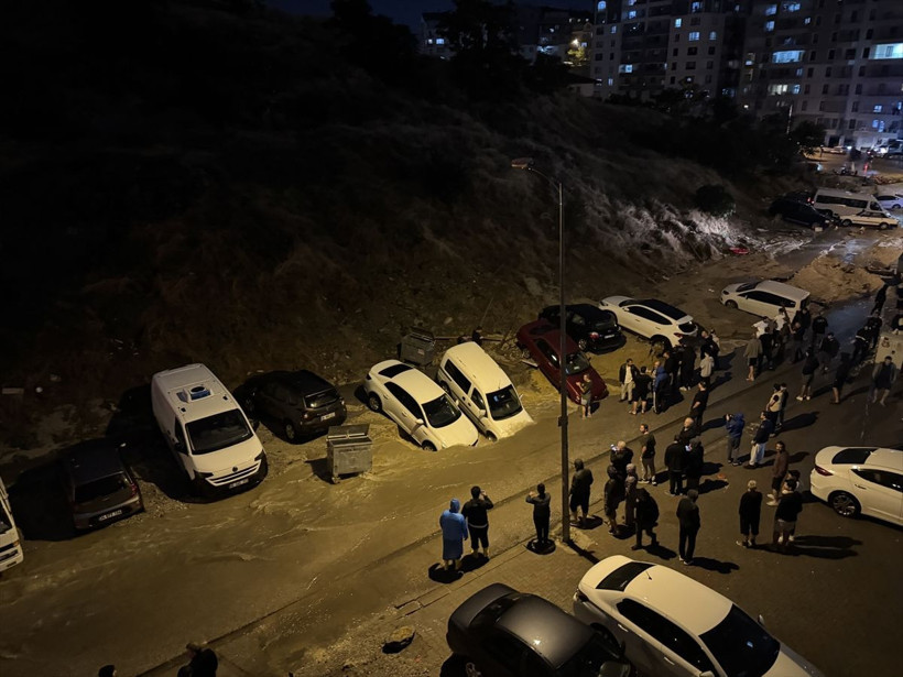 Ankara'da gök yarıldı! İşte başkentteki sağanaktan insan manzaraları - Resim: 14