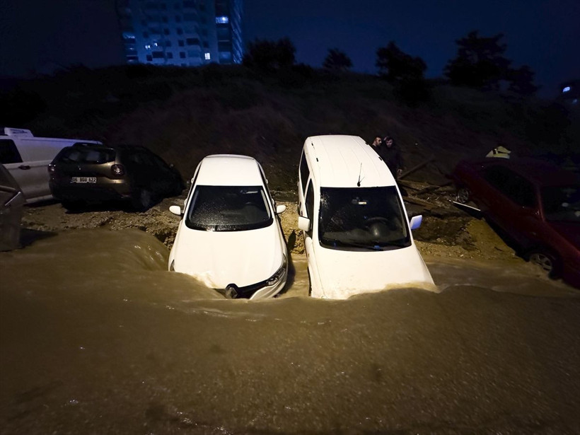 Ankara'da gök yarıldı! İşte başkentteki sağanaktan insan manzaraları - Resim: 20