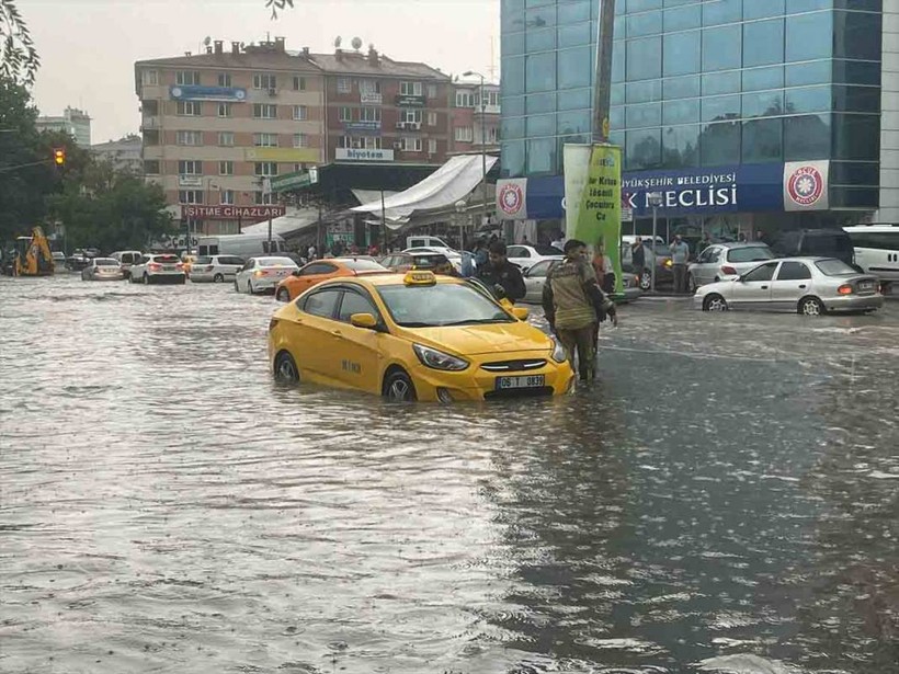 Ankara'da sağanak hayatı felç etti! - Resim: 1