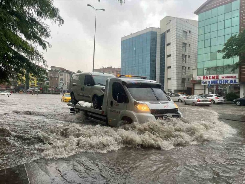Ankara'da sağanak hayatı felç etti! - Resim: 2