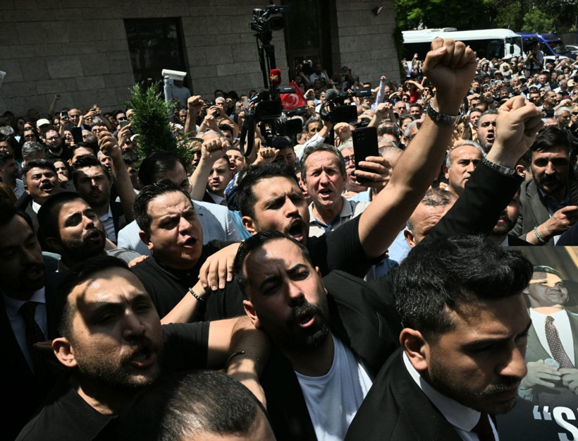 TBMM kapısında nefes kesen sabah! Barikatlar, arbede ve Özgür Özel'in çarpıcı çıkışı! - Resim: 12