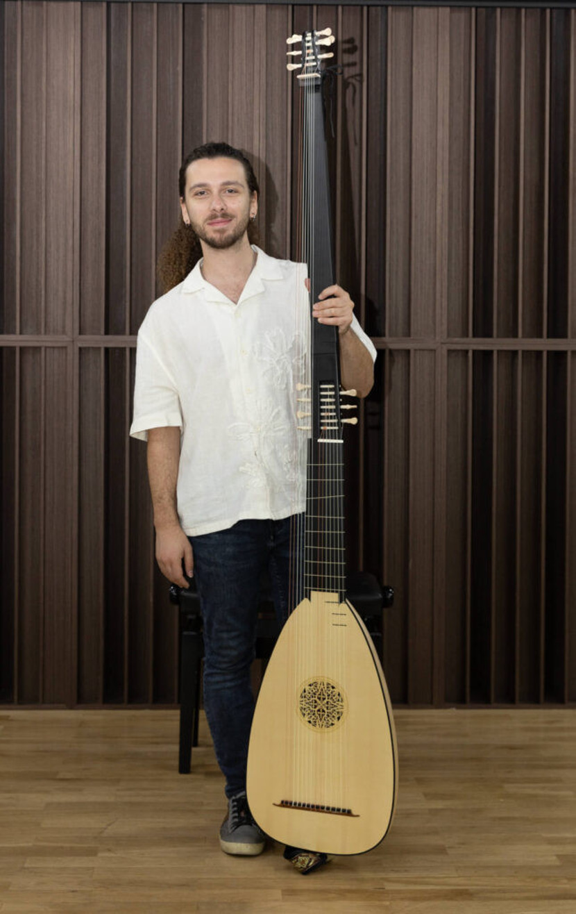 Yaşar Üniversitesi Sanat ve Tasarım Fakültesi Müzik Bölümü Araştırma Görevlisi Duru Yavşan da teorbo üzerine çalışmalar yürüten isimler arasında yer alıyor. | Fotoğraf: Yaşar Üniversitesi Haber